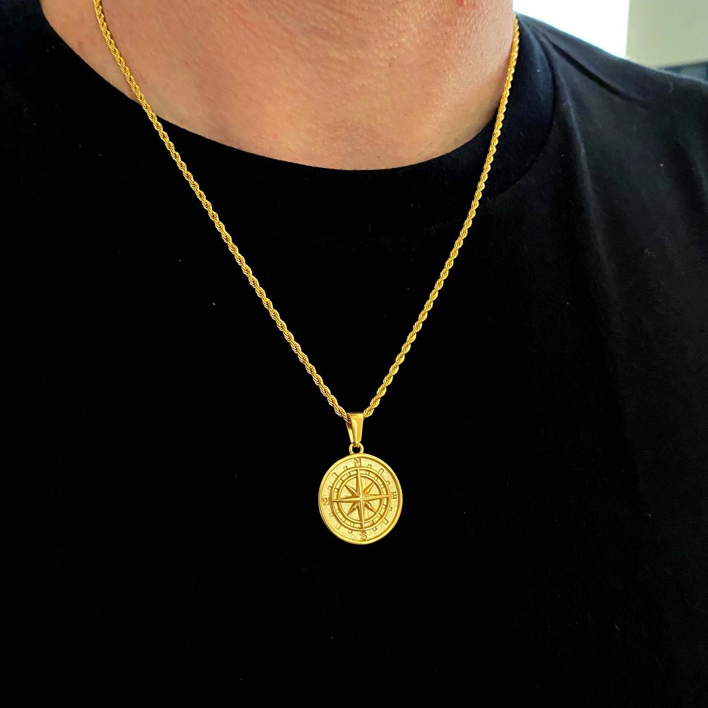 Compass Pendant Necklace (Gold)